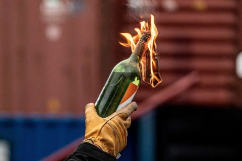 «Все признаки теракта»: неизвестные забросали коктейлями Молотова консульство РФ в Марселе
