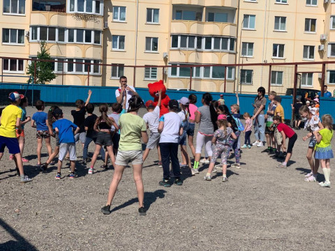Чемпион провел зарядку и эстафету для детей Уссурийска