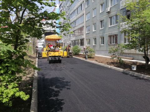 В двух дворах Владивостока появился новый асфальт: семь еще на подходе