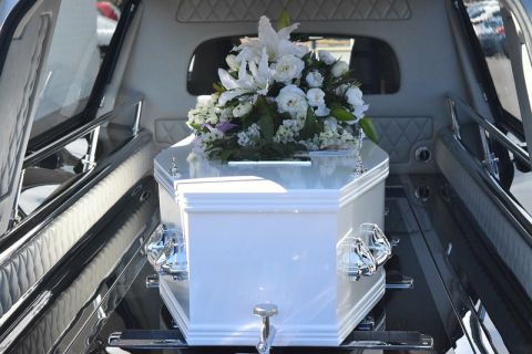 Экс-глава владивостокского бюро СМЭ и её дочь погорели на взятках от похоронных агентов и мошенничестве