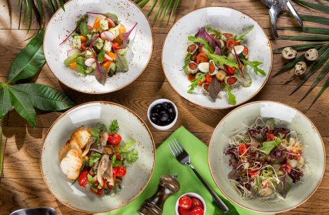 «Столичный» в регионах, «Корейский» в Москве: названы любимые салаты россиян