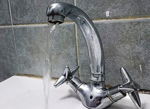 Много микробов: вода в кранах Находки небезопасна