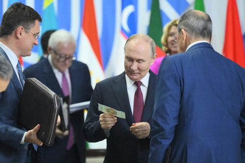 Аналог Евро: Путину показали «купюру» единой валюты БРИКС