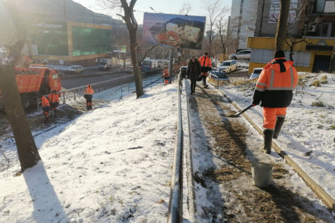 Около 300 человек чистят тротуары Владивостока