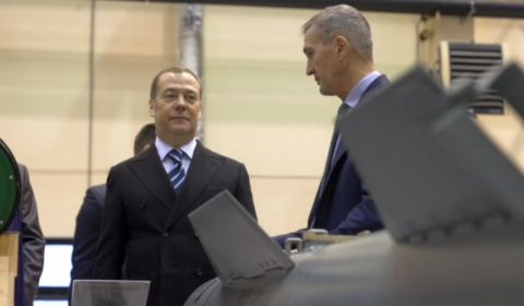 «Всем хватит»: Медведев побывал на предприятии по производству высокоточных ракет