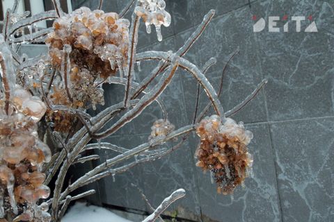 Течи с наледью украли ещё две дороги во Владивостоке