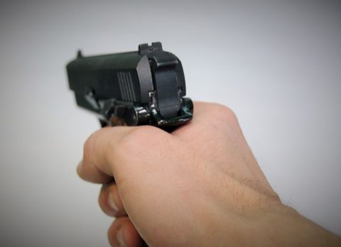 Полиция и прокуратура Приморья разбираются с раненной из отцовского пистолета школьницей