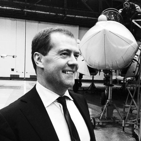 Более 459 тыс. человек: Медведев сообщил о ходе комплектования армии контрактниками