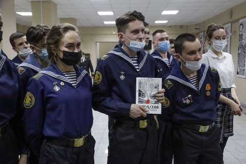 Библиотека Морского госуниверситета получила в подарок тираж манги о Невельском