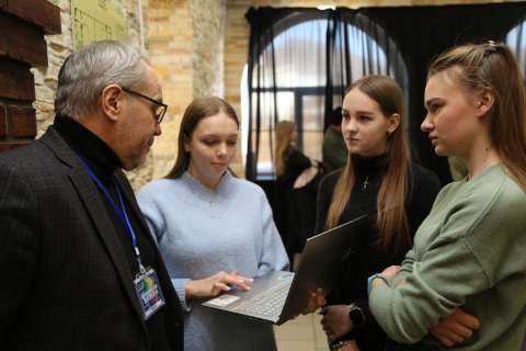 Детская метеостанция и озеленение Соленого: школьники и учителя Находки защищают свои проекты перед учеными