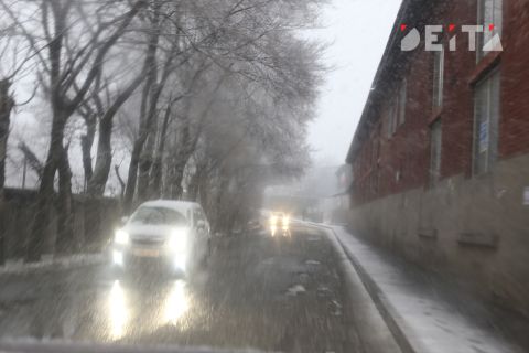 Администрация Владивостока готовится к мокрому снегу и метели
