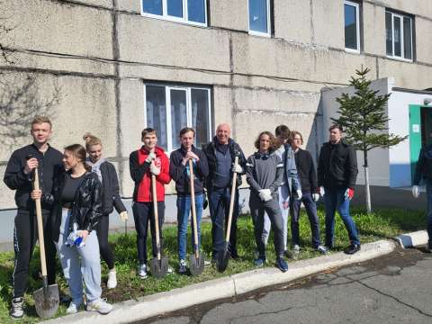 Приморский депутат принял участие в школьном субботнике 