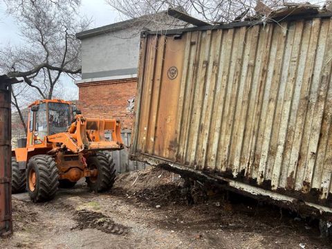 Снос гаражей и установка знаков: муниципальная служба Владивостока делает улицы города чище