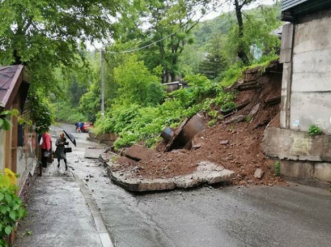 Подпорная стена рухнула во Владивостоке из-за дождя