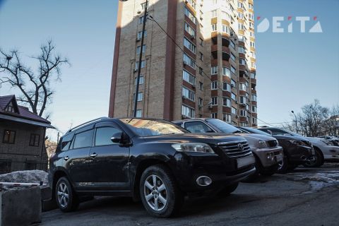 Наркоманы или стояночные бизнесмены? Неизвестные устроили дебош на придомовой парковке во Владивостоке