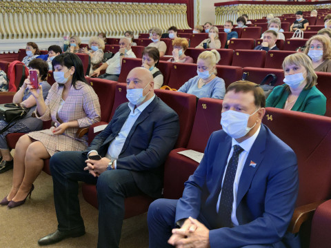 Учителей Артема поддержат депутаты Законодательного Собрания