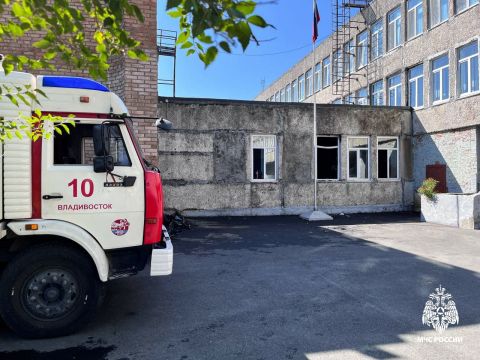 Пожар произошёл в одной из школ Владивостока предположительно из-за взорвавшегося смартфона