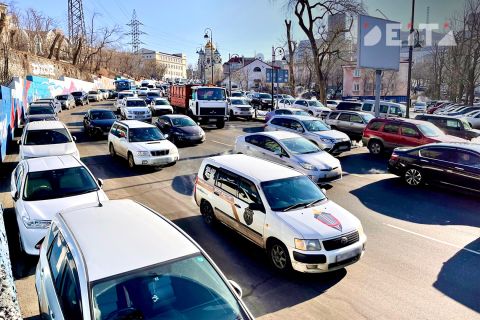Ремонтные работы, поезда и ДТП осложнили пятничный час пик во Владивостоке