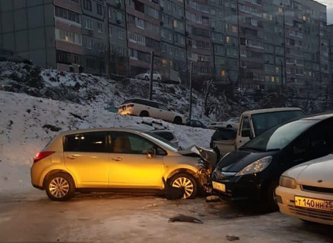 Массовое ДТП произошло на обледеневшем спуске во Владивостоке