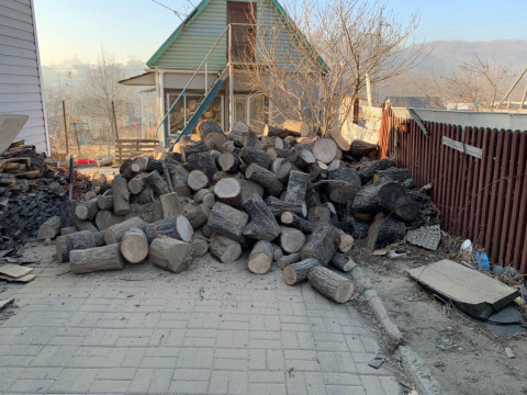 Тепло с доставкой: жители Находки бесплатно получают дрова от НЗМУ 