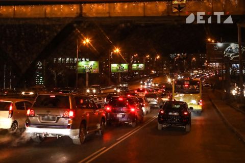 Гололёд и предновогодня суета усилили вечерние заторы во Владивостоке до 9 баллов