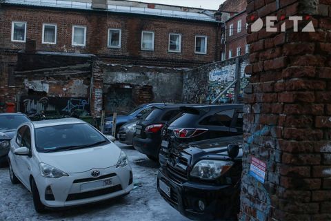 Дом с туристическими апартаментами разрушается в центре Владивостока