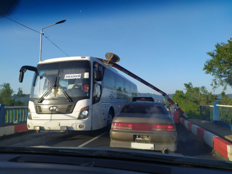 Новую габаритную раму на мосту в Артёме уже снесли