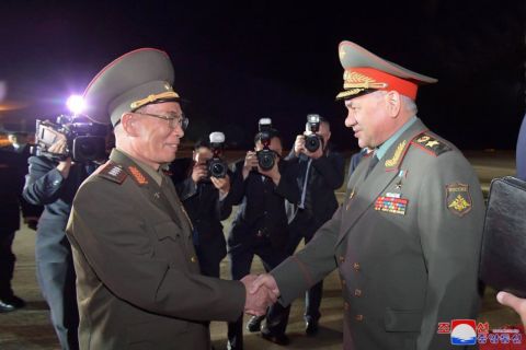 Шойгу и министр обороны КНДР провели переговоры в Пхеньяне