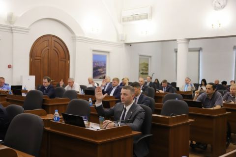 Дума города Владивостока приняла решения, направленные на развитие образования и поддержку предпринимательства