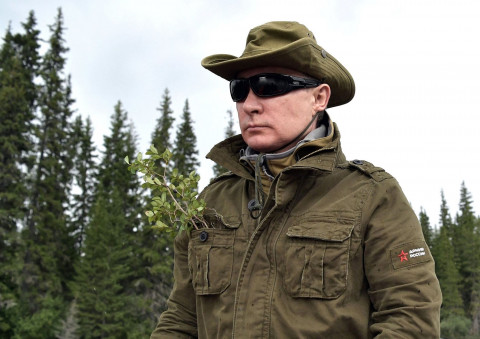 Путин с Шойгу сварил в тайге уху