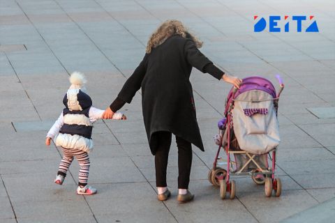 Многодетной семье из Владивостока пришлось переезжать, потому что часть их дома разобрал сосед