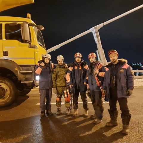 «Все работали бесплатно»: альпинисты рассказали про уборку льда на Русском мосту