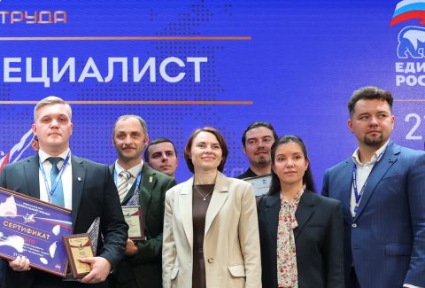 Депутаты Думы Владивостока поздравили члена Общественного совета Андрея Сущенко с вручением национальной премии «Человек труда»