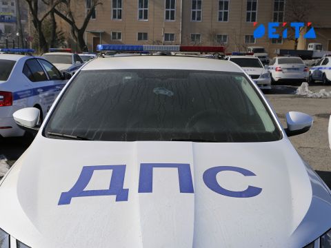Автомобиль протаранил автобусную остановку в Приморье