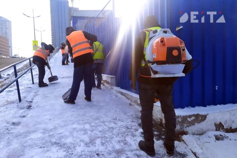Дополнительных дворников срочно ищет мэрия Владивостока для уборки снега
