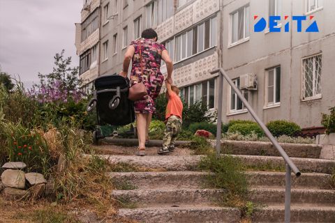 «Работают на бумаге»: господдержку семей проверят в России