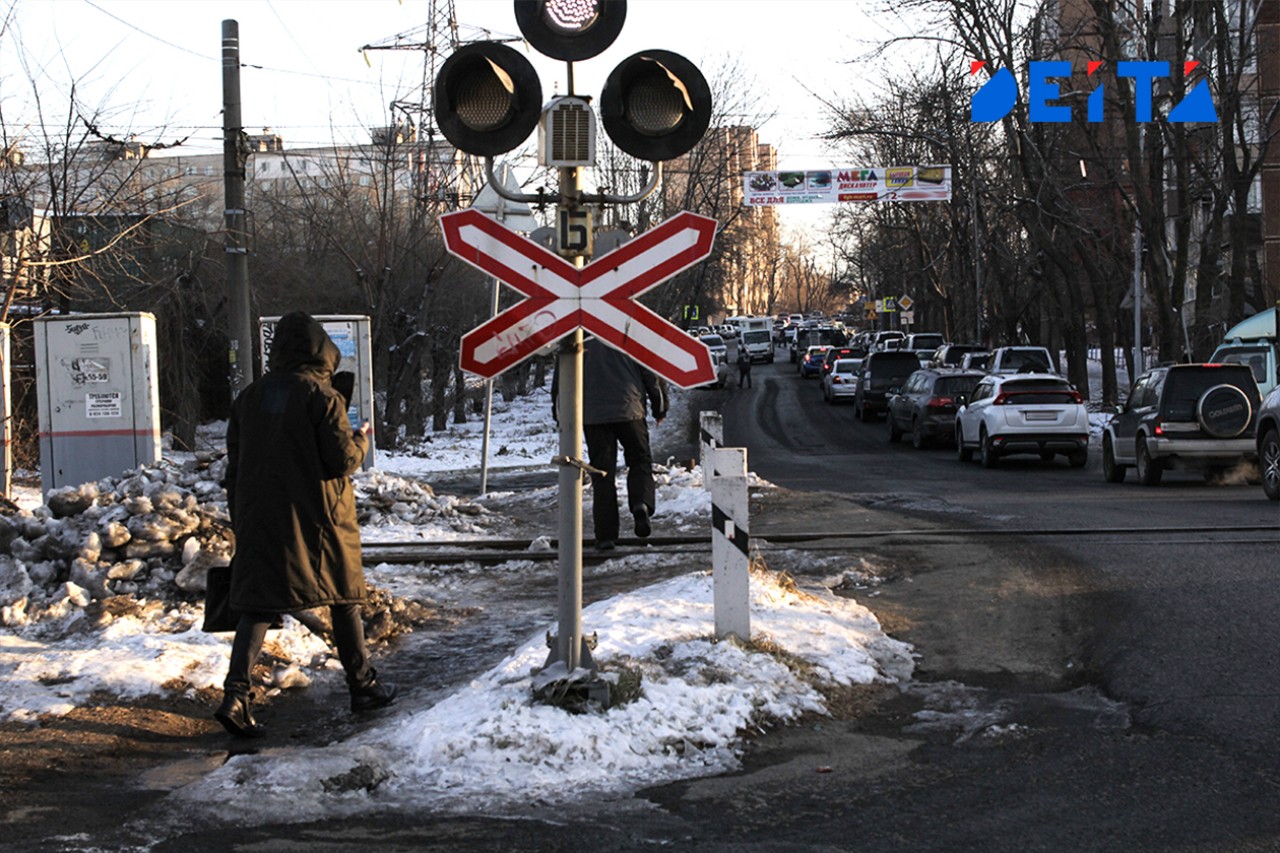 Пожар подбирается к железнодорожным путям в Приморье - соцсети