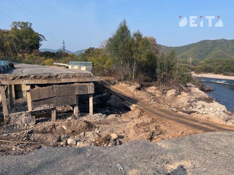Более полугода в "курортном" приморском селе не могут организовать временный объезд вместо аварийного моста