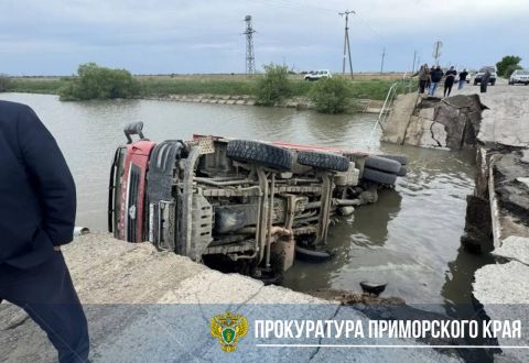 Прокуратура начала проверку после разрушения моста в Хорольском округе