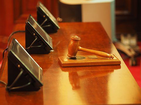 Обвиняемую в истязании пенсионерки во Владивостоке отправили под стражу