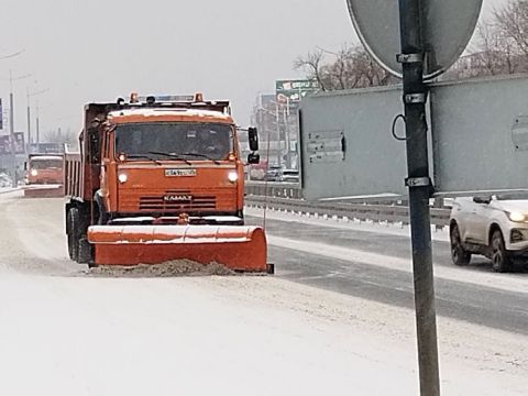 Техника и рабочие: уборка снега полным ходом идёт во Владивостоке