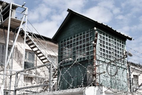 Тюремный начальник на Камчатке "крышевал"  в колонии запрещённую организацию