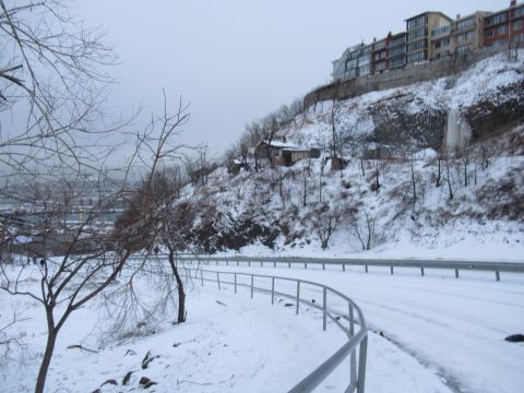 Снег продолжит осыпать Приморье в среду