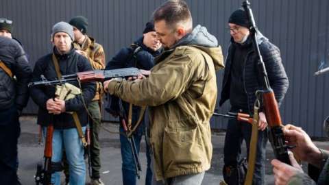 Украину захлестнула война мародеров