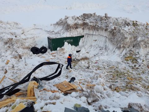 Почти пять суток искали на Камчатке сгинувшего в лавине сторожа
