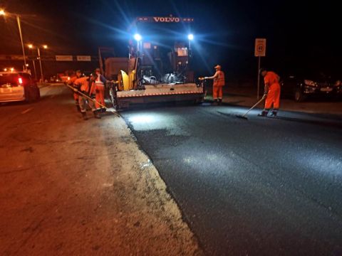 Более 200 тонн нового асфальта за ночь уложили во Владивостоке