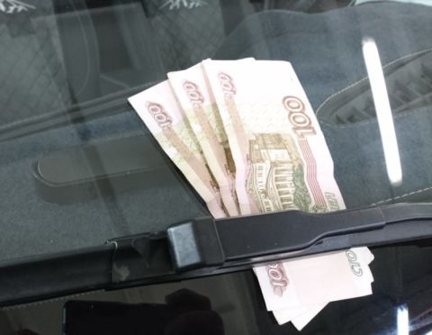 Кто и зачем оставляет деньги под дворниками машины