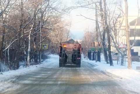 Вручную и при помощи техники: последствия непогоды активно ликвидируют во Владивостоке