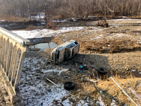Приморский водитель выжил после падения с моста