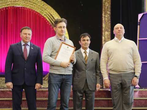 Актеров театра Горького поздравили депутаты Заксобрания Приморья 